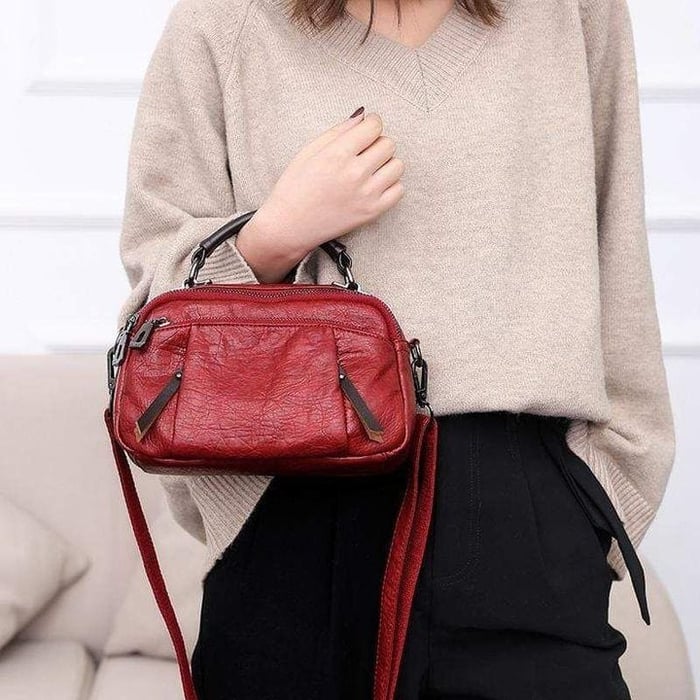 Finbjorg  Small and versatile bag in golden cognac shade