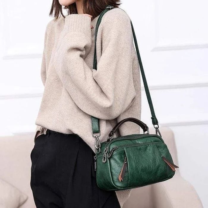 Finbjorg  Small and versatile bag in golden cognac shade