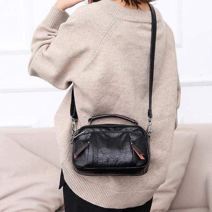Finbjorg  Small and versatile bag in golden cognac shade