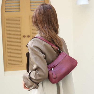 Hallgerd Elegant shoulder bag with timeless style